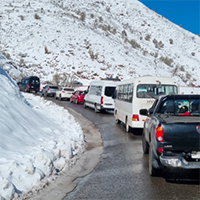 Fiscalizan vehículos en rutas hacia centros invernales en la Región Metropolitana